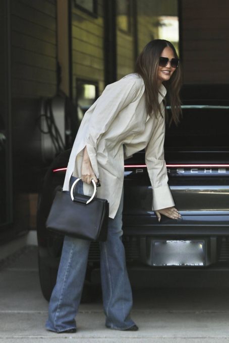 Chrissy Teigen – Arrives for a meeting in West Hollywood