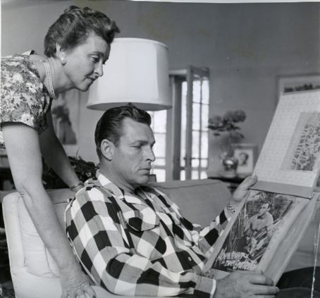 Buster Crabbe, right, and his wife Adah Crabbe, at home in May 1933 Stock  Photo - Alamy