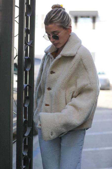 Hailey Bieber Heads To Nine Zero One Hair Salon In West Hollywood Famousfix Com Post