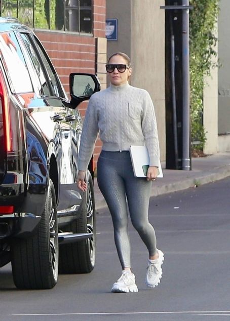 Jennifer Lopez – Arriving at the Tracy Anderson Gym in Studio City