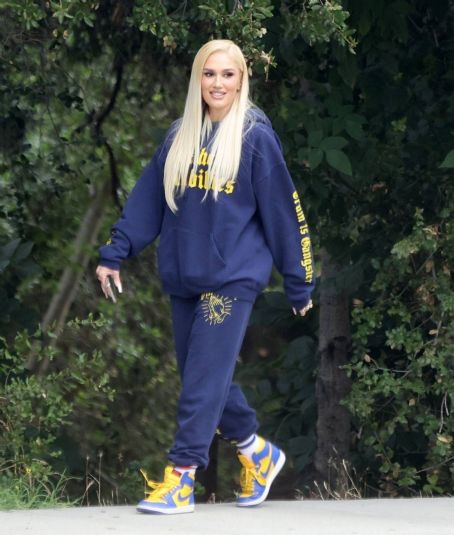 Gwen Stefani – With her husband Blake Shelton take a walk in Los Angeles