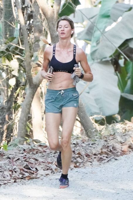 Gisele Bundchen – Out for a jog with her dog in Costa Rica