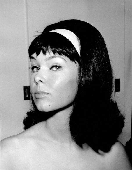 Yvonne Craig | Yvonne Craig Picture #17496259 - 454 x 586 - FanPix.Net