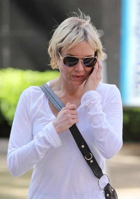 Renee Zellweger Walking In NYC Short Shorts, June 30, 2010 | Renée ...