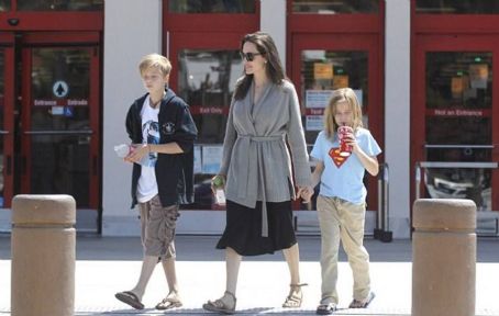 Angelina Jolie walks with daughters in Los Angeles (August 18, 2017)