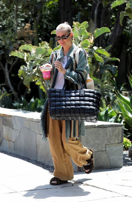 Ashlee Simpson – Getting a cup of coffee with a friend in West Hollywood