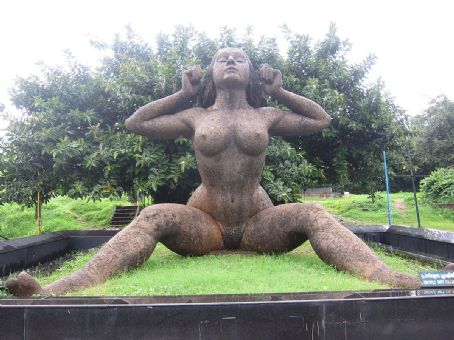 Yakshi (sculpture)
