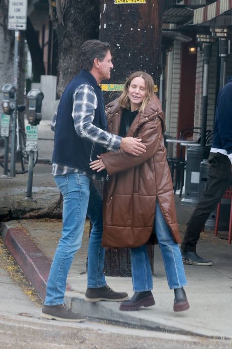 Kristen Bell – Steps out to get lunch in Los Feliz