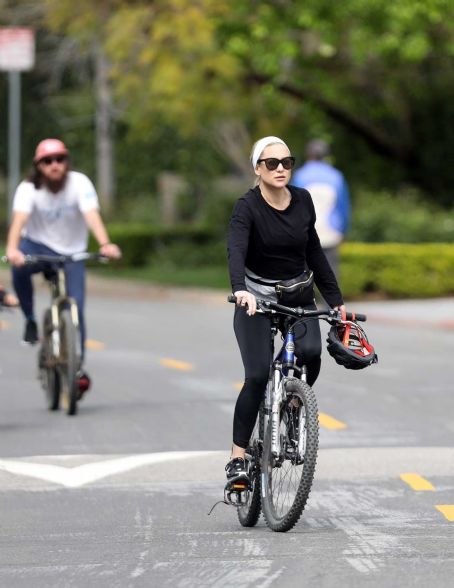 Kate Hudson – Bike Ride in Pacific Palisades Picture - Photo of Kate