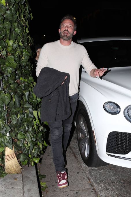 Jennifer Lopez – With Ben Affleck enjoy a family dinner at The Ivy