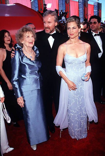 Gloria Stuart, James Cameron and Linda Hamilton - The 70th Annual Academy Awards - Arrivals (1998)