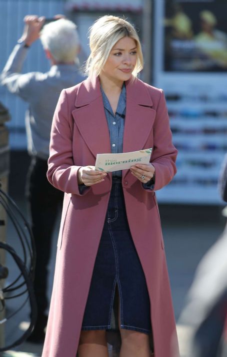 Holly willoughby pink on sale coat