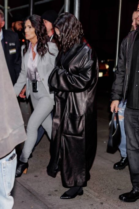 Selena Gomez – Spotted at the Knicks vs Spurs game at Madison Square Garden in NYC