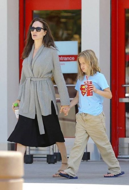 Angelina Jolie walks with daughters in Los Angeles (August 18, 2017)