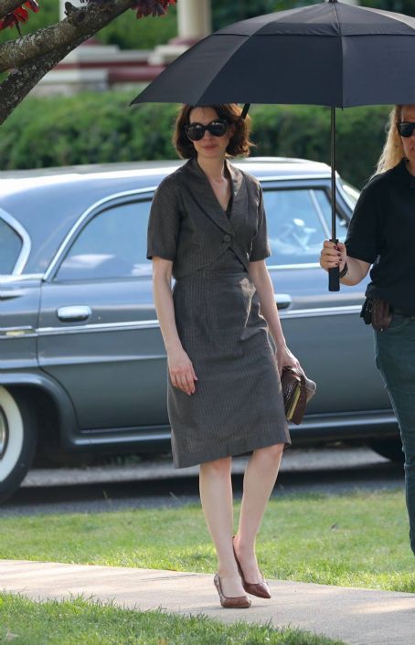 Anne Hathaway – Filming ‘Mother’s Instinct’ in Union County in New Jersey