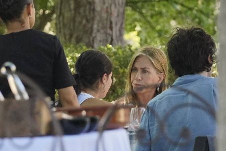Jennifer Aniston – Hangs out with friends at a luxury resort in Provence – France