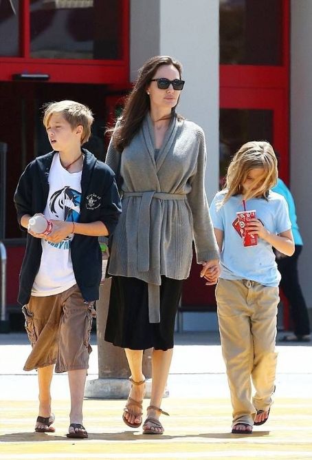 Angelina Jolie walks with daughters in Los Angeles (August 18, 2017)