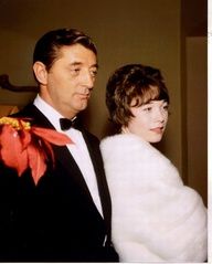 Shirley MacLaine and Robert Mitchum
