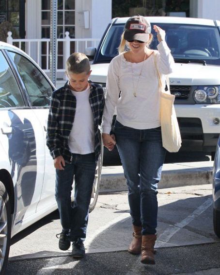 Reese Witherspoon: at the Belwood Bakery Café in Brentwood - FamousFix