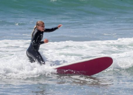 Jojo Siwa – Pictured surfing along with her dad in Malibu - FamousFix