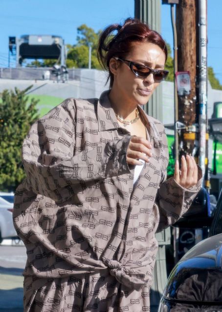 Shay Mitchell – Out to lunch in Silver Lake