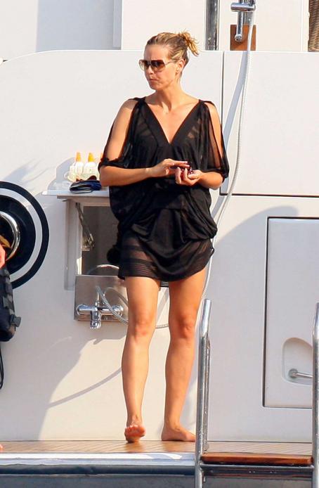 Heidi Klum in black bikini on yacht in Italy - Aug 4 2010 - FamousFix