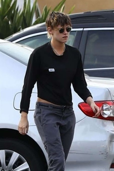 Kristen Stewart And Stella Maxwell With A Friend At The Ye Rustic Inn In Los Feliz Famousfix Com Post