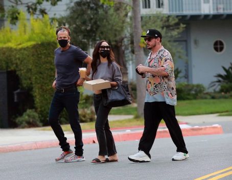 Cara Santana and boyfriend Shannon Leto gather with friends at a Beverly Hills Park