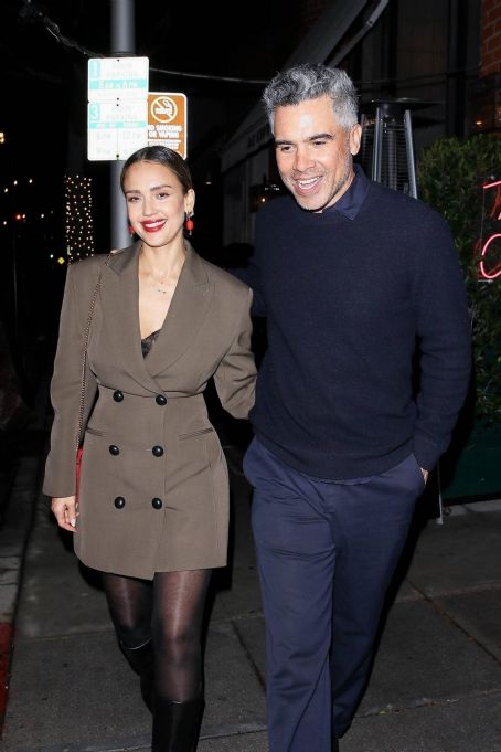 Jessica Alba – Leaves after a romantic dinner at Mr Chow in Beverlys Hills