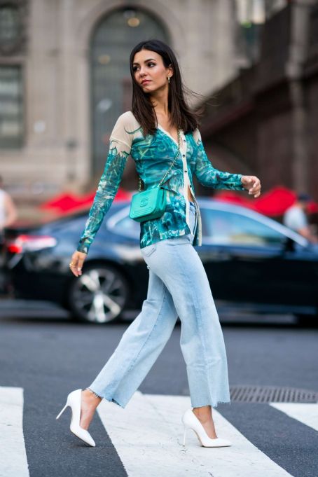 Victoria Justice out in Midtown New York | Victoria Justice Picture
