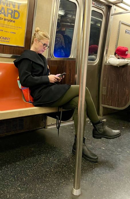 Claire Danes – Spotted as she rides the Subway in NYC