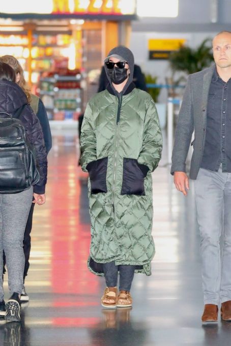 Katy Perry – Arrives at New York’s JFK airport