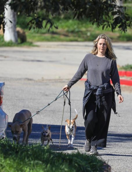 Alicia Silverstone – Hike with her dogs in Los Angeles