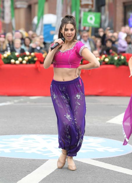 Kira Kosarin – Nashville Christmas Parade | Kira Kosarin Picture