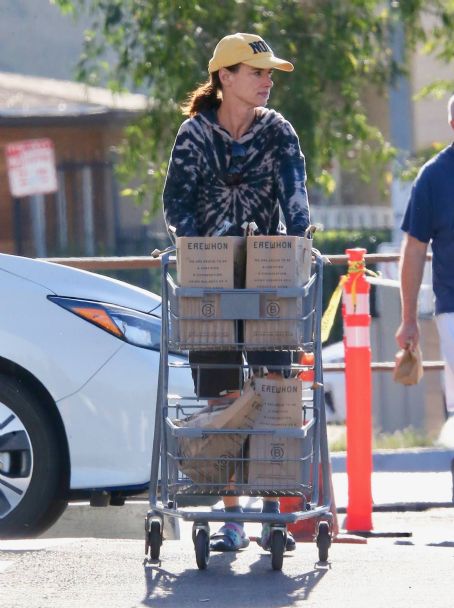 Juliette Lewis – Shopping for groceries at Erewhon Market in Los Angeles