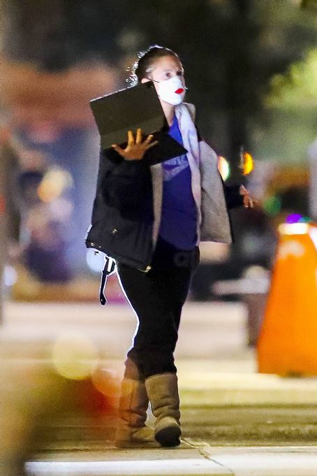 Drew Barrymore – Walks through Central Park in New York