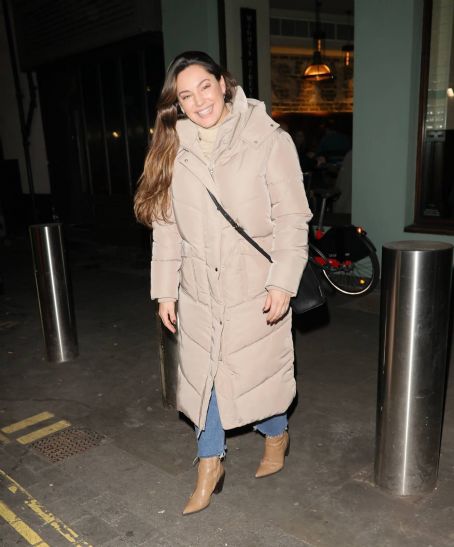 Kelly Brook – Night out in a beige coat in London