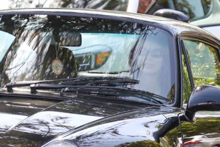 Kendall Jenner – Driving her classic Porsche in Los Angeles