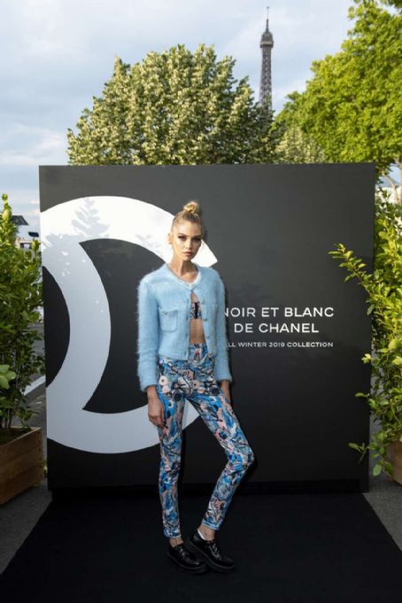 Stella Maxwell – Noir et Blanc de Chanel FW 2019 Makeup Collection in Paris