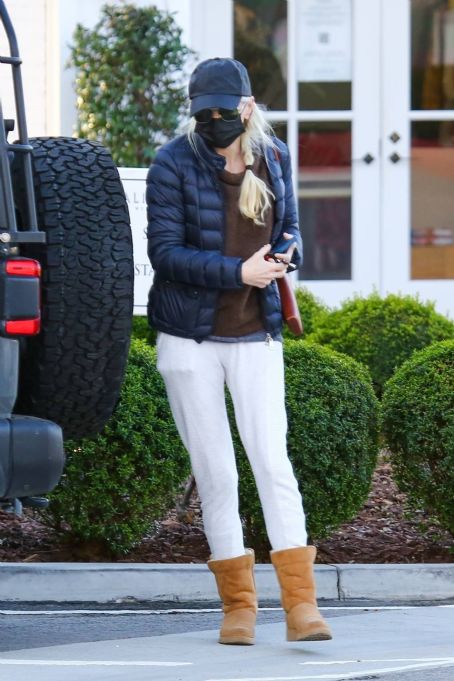 Anna Faris – Seen at Alfred Coffee in the Palisades area