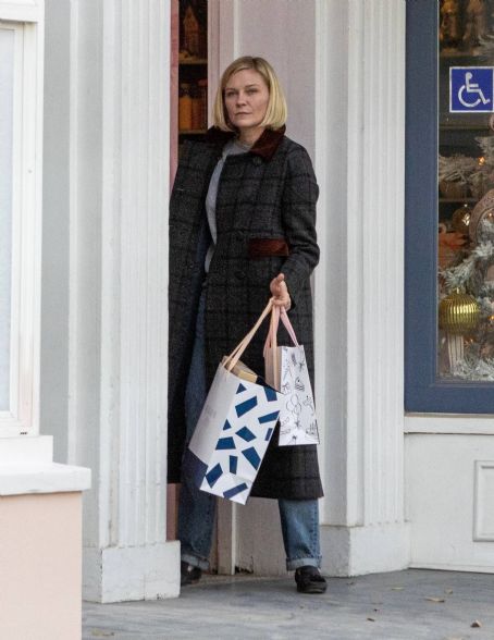 Kirsten Dunst – Christmas shopping near her home in Studio City
