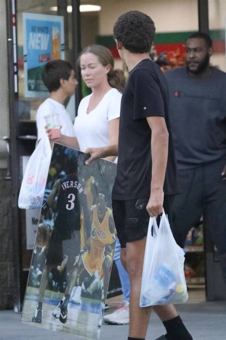 Kendra Wilkinson – Shopping for a Kobe Bryant Poster in Calabasas