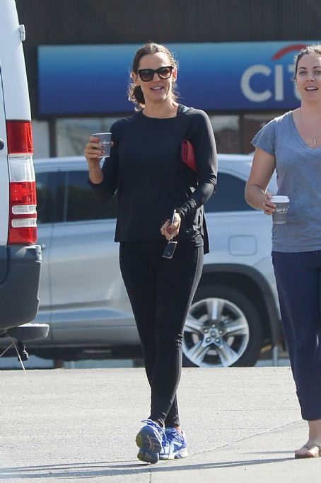 768x1202 · Jennifer Garner in Running Tights and Asics Gel-Kayano 24 1st August 2018