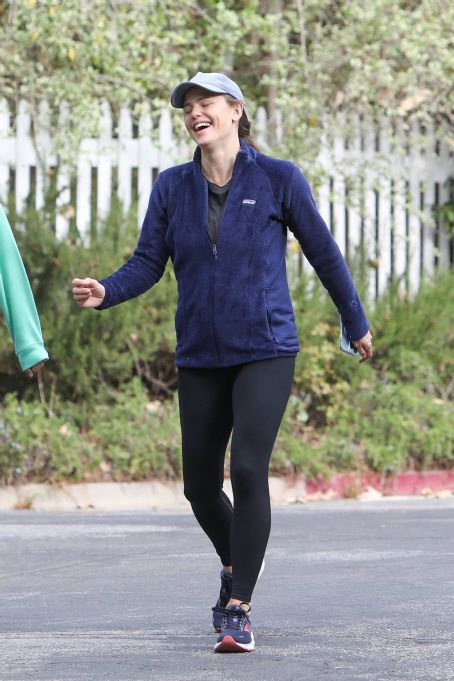 Jennifer Garner – Seen during her morning walk n Brentwood