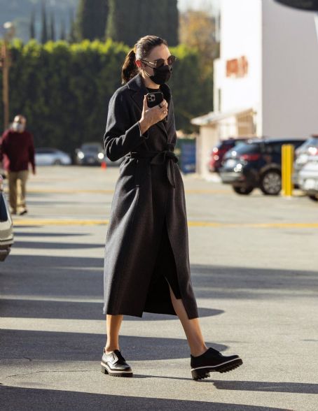 Gal Gadot – shops at CVS in Studio City | Gal Gadot Picture #108372419