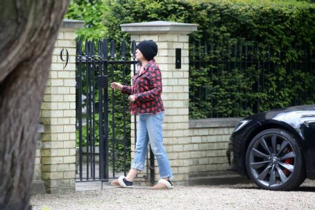 Sadie Frost – Heads to Jude Law’s house in London