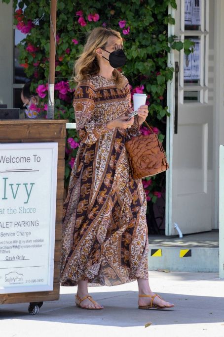 Laura Dern Out To Lunch At The Ivy In Santa Monica Famousfix Com Post
