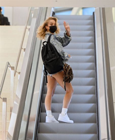 Jasmine Sanders – In a denim shorts at LGA airport in New York