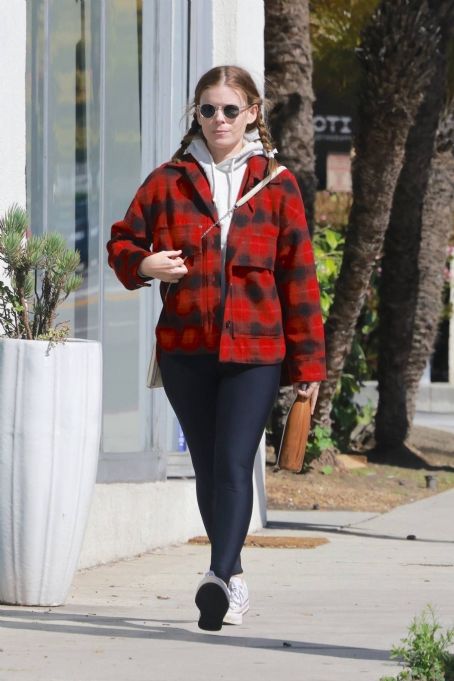 Kate Mara – Wearing leggings and Converse sneakers in Los Angeles -  FamousFix.com post