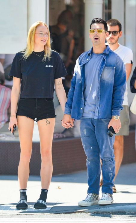 Sophie Turner and Joe Jonas Kiss in New York